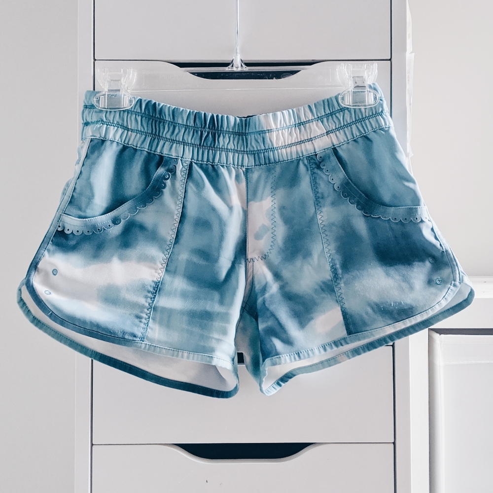 LULULEMON BLUE TIE DYE ACTIVE SHORTS